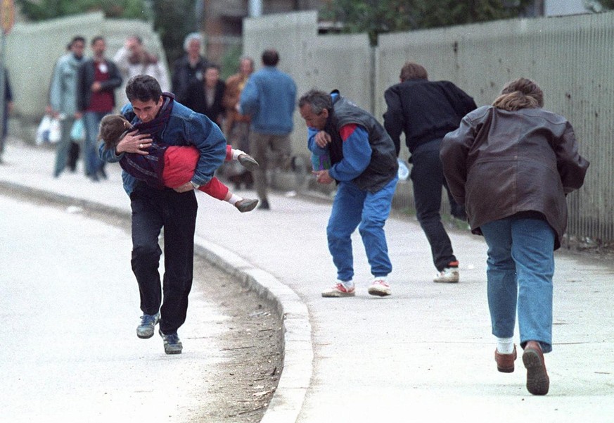 Passanten in Sarajevo versuchen sich im April 1993 vor Heckenschützen in Sicherheit zu bringen. 