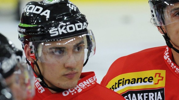 Nino Niederreiter, links, und Luca Sbisa, rechts, verfolgen die Anweisungen des Trainers Sean Simpson, anlaesslich des Trainings der Schweizer Eishockey Nationalmannschaft, am Dienstag, 24. April 2012 ...