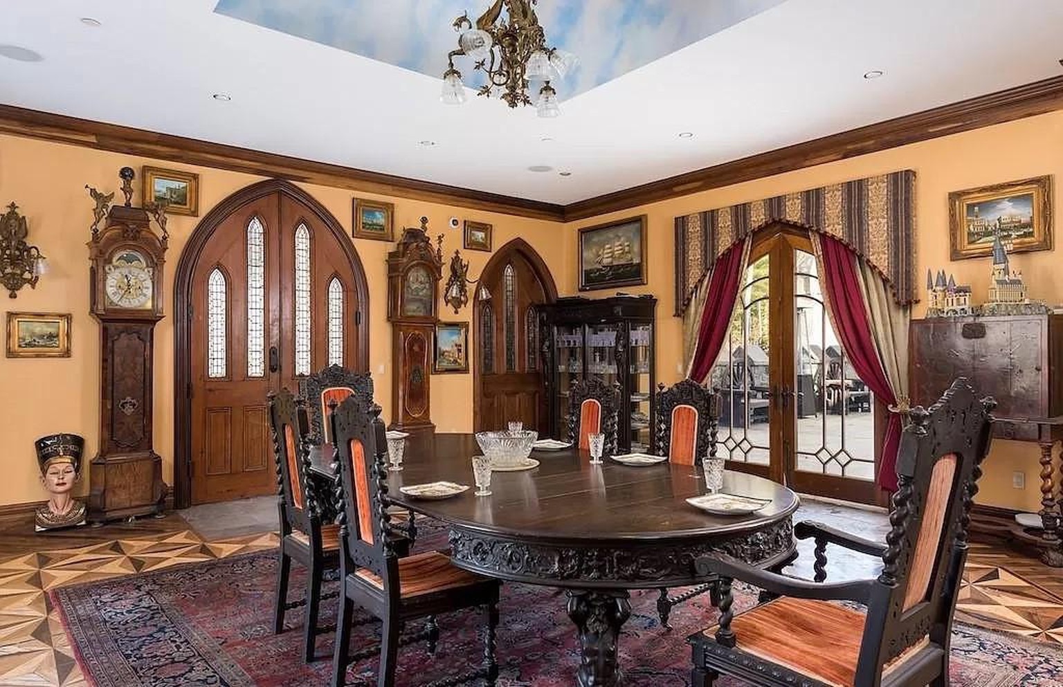 crazy castle in connecticut für 60 millionen zu verkaufen https://www.zillow.com/homedetails/450-Brickyard-Rd-Woodstock-CT-06281/58124274_zpid/?