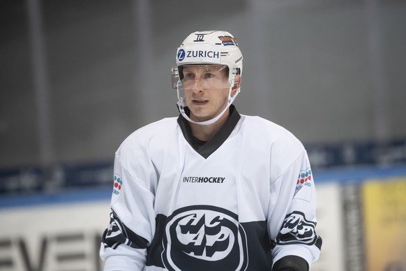 Der neue Ambri-Spieler, der Finne Jusso Hietanen beim Eistraining seines Vereins HC Ambri-Piotta am Dienstag, 3. August 2021, in der Eishalle von Biasca (KEYSTONE/Ti-Press/Pablo Gianinazzi)