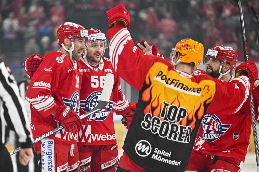 SC Rapperswil-Jona Lakers Andrew Rowe, Maxim Noreau, Roman Cervenka und Fabian Maier, von links, bejubeln das 3-2 von Rowe, im Eishockeyspiel der National League zwischen den Rapperswil-Jona Lakers un ...