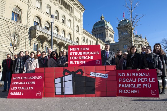 Prisca Birrer-Heimo, Nationalretin, SP-LU, Mitte links, und Christian Levrat, Staenderat SP-FR, Mitte rechts, sowie zahlreicher Mitglieder der SP Schweiz, bei der Einreichung des &quot;Reichenbonus-Re ...