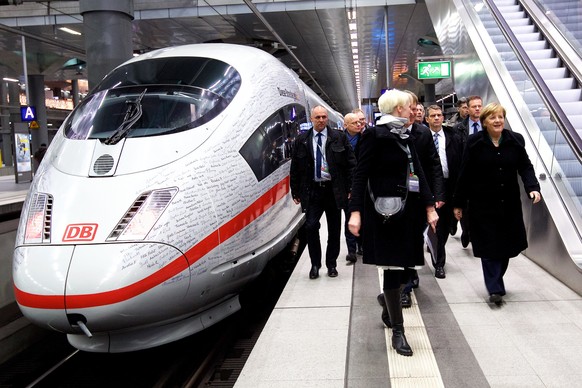 Künftig dauert die Reise statt sechs nur noch vier Stunden: Zwischen München und Berlin wurde eine neue Bahn-Hochgeschwindigkeitsstrecke eröffnet.