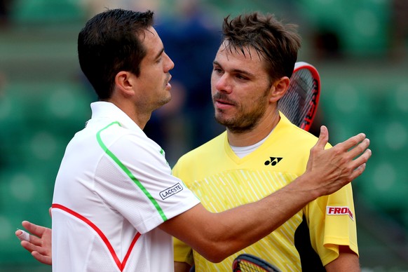 Wawrinka muss seinem Gegner gratulieren.