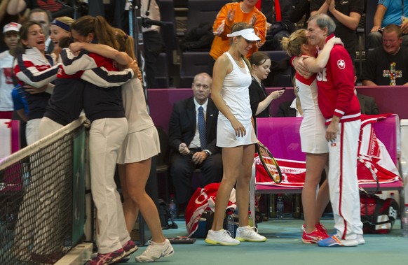 Freud und Leid: Während die Französinnen ihren Sieg bejubeln, ist Belinda Bencic enttäuscht und muss Timea&nbsp;Bacsinszky vom Coach Heinz Günthardt getröstet werden.