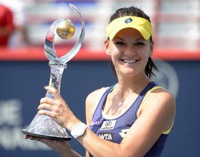 Agnieszka Radwanska mit der Trophäe.