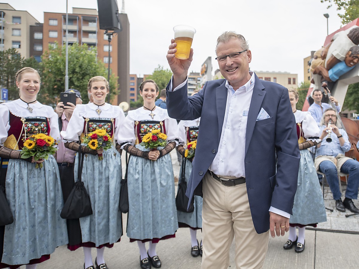 Heinz Tännler, OK-Präsident des Eidgenössischen Schwing- und Älplerfests in Zug, geniesst das erste Bier nach der offiziellen Eröffnung der "Schwingergasse."