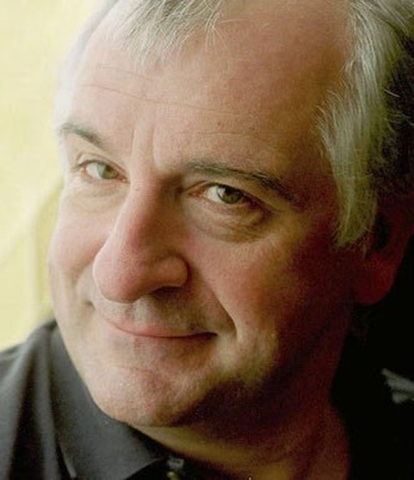 Nein, das ist nicht Unicron. Das ist Douglas Adams, Autor von «Per Anhalter durch die Galaxie» – dem Ursprung der 42er-Regel. Zwischen Heavy-Metal-Hörern und der Vorliebe zu diesem Werk scheint es ein ...
