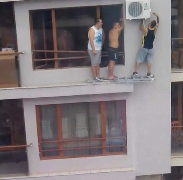Faildienstag: Drei Männer versuchen auf gefährlichste Art und Weise, einen Air Conditioner zu installieren