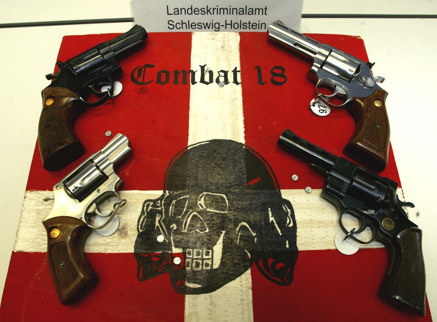 Beschlagnahmte Waffen von «Combat 18»-Mitgliedern (Archivbild).