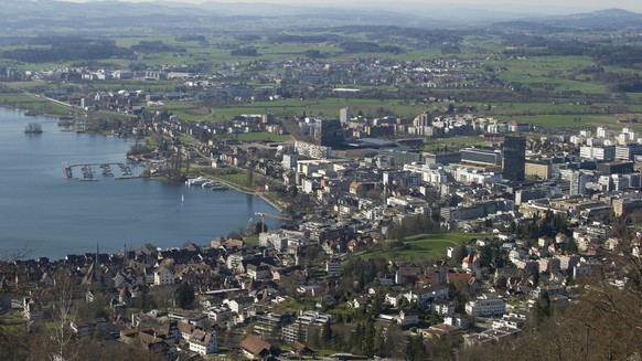 Blick auf die Stadt Zug am Zugersee bei schoenem Fruehlingswetter, in Zug, am Mittwoch, 8 April 2015. (KEYSTONE/Anthony Anex)