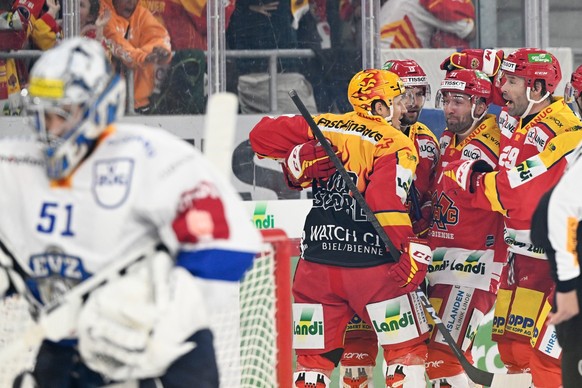 Biels Postfinance Topscorer Damien Brunner, Luca Hischier, Yannik Burren, Beat Forster, von links, jubeln Zugs Goalie Luca Holestein, links, geschlagen beim Eishockey-Qualifikationsspiel der National  ...