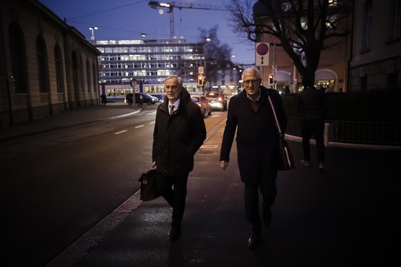 Der ehemalige Raiffeisenchef Pierin Vincenz, rechts, verlaesst mit Anwalt Lorenz Erni, links, nach der ersten Prozesswoche des Raiffeisen-Prozess des Zuercher Bezirksgerichts das Volkshaus, am Freitag ...