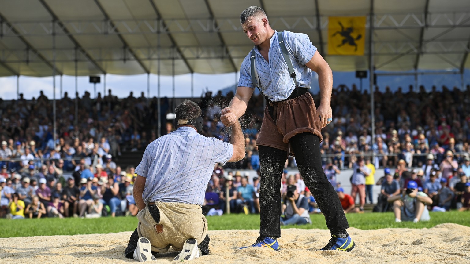 Samuel Giger, rechts, gewinnt gegen Matthias Aeschbacher, im Schlussgang, am Nordostschweizer Schwingfest, am Sonntag, 12. September 2021, in Mels. (KEYSTONE/Gian Ehrenzeller)