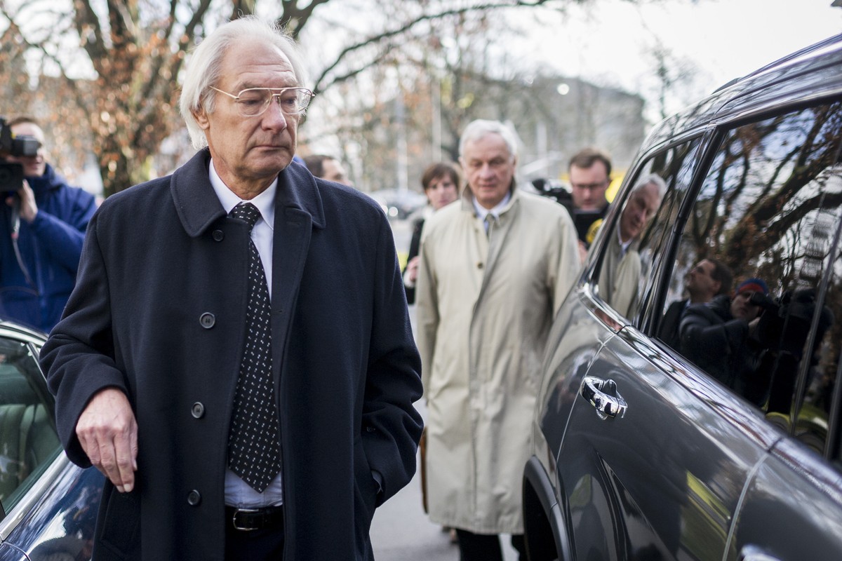 Der Angeklagte Rolf Erb laeuft nach der Urteilsverkuendung aus dem Obergericht anlaesslich des Prozesses gegen Rolf Erb am Mitwoch, 15. Januar 2014 in Zuerich. (KEYSTONE/Ennio Leanza)