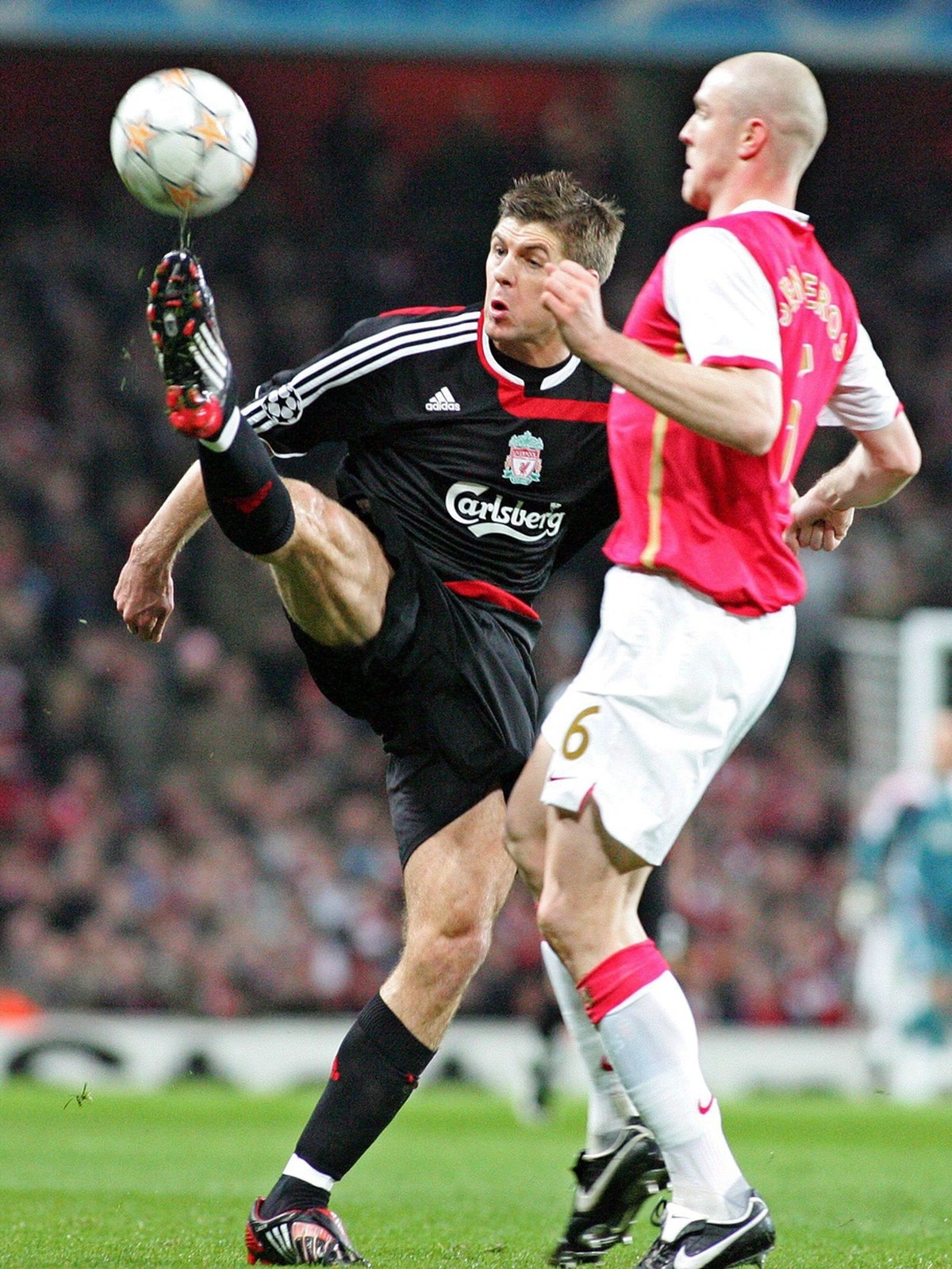 epa01302913 Liverpool' s Steven Gerrard (L) battles for the ball with Arsenal's Philippe Senderos (R) during their Champions League quarterfinal, first leg soccer match at the Emirates Stadi ...