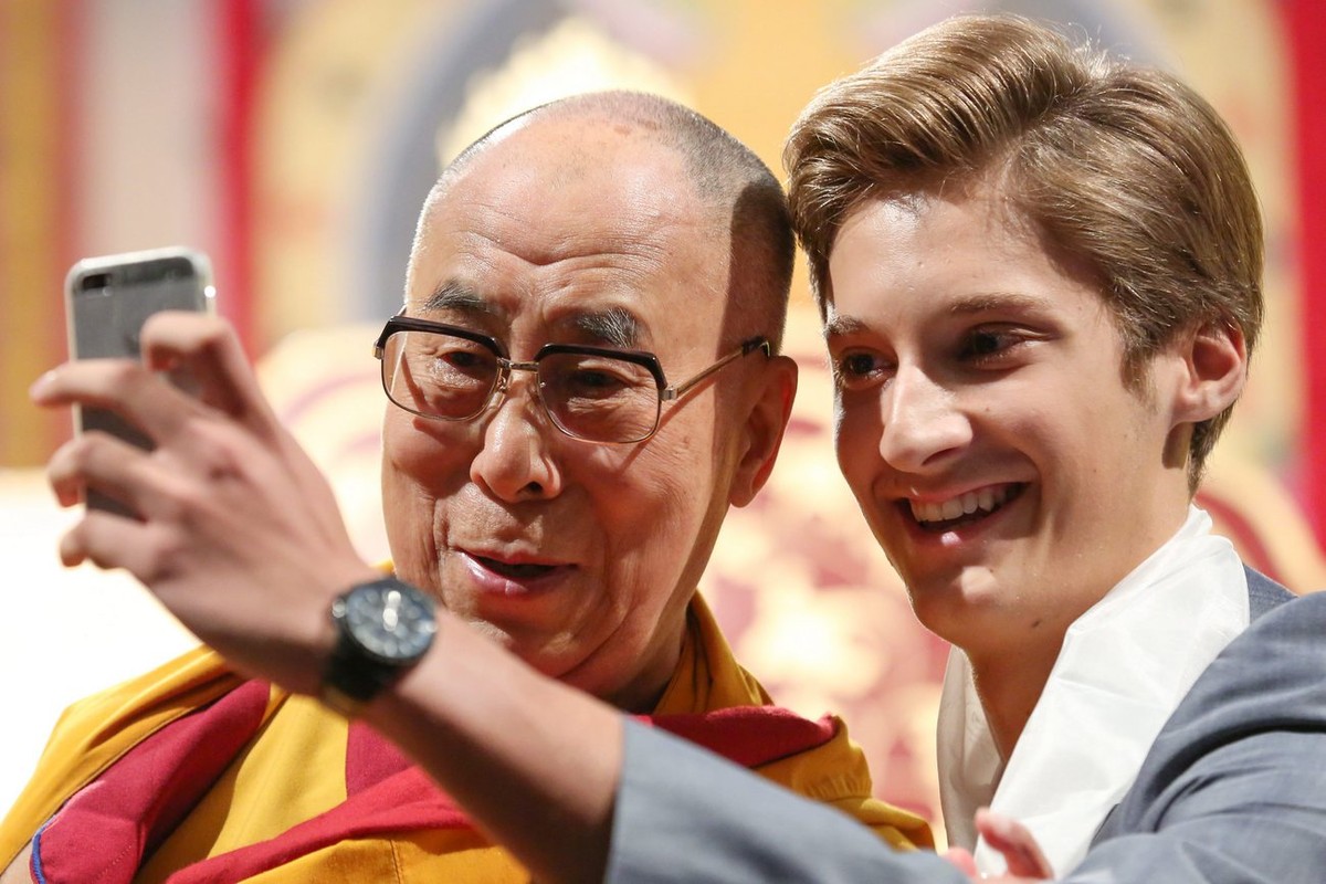 epa04366016 Mattaeus Uitz, (R) takes a selfie of himself with the Dalai Lama (L), spiritual leader of the Tibetans, during the event 'Mastering live through mental training' at the CCH in Ha ...