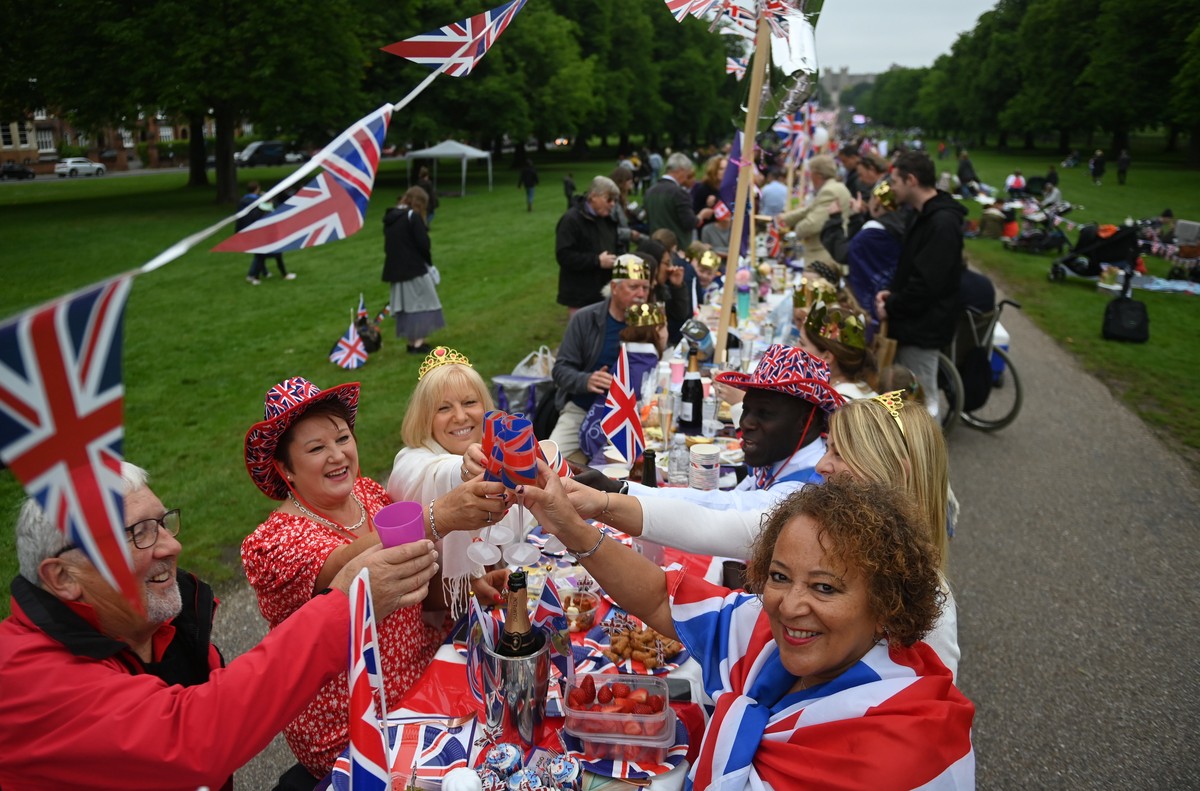 epa09997099 People enjoy a picnic as they take part in The Big Lunch on the Long Walk during the celebrations of the Platinum Jubilee of Britain's Queen Elizabeth II, in Windsor, Britain, 05 June ...