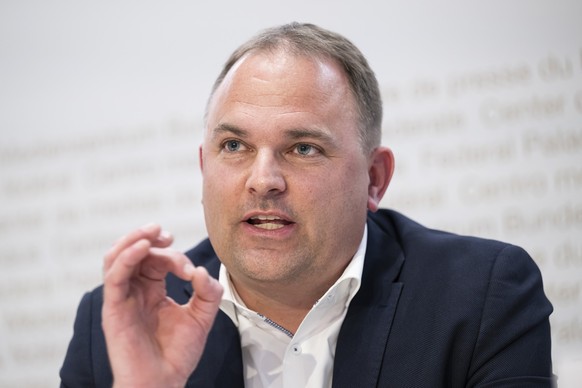 Nationalrat Marcel Dettling, SVP-SZ, spricht waehrend einer Medienkonferenz zum EU-Verhandlungsmandat, am Dienstag, 13. Februar 2024 in Bern. (KEYSTONE/Anthony Anex)