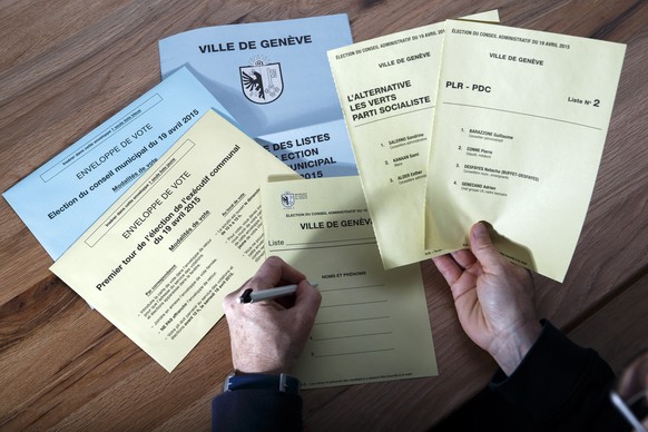 Une citoyenne remplit son bulletin de vote pour le premier tour l&#039;election de l&#039;exécutif communal de la commune de Geneve, ce dimanche 19 avril 2015 a Geneve. A Geneve, 107&#039;704 votes po ...