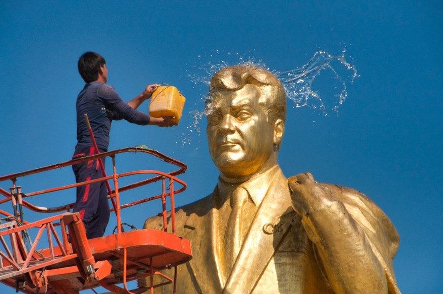 Turkmenistan the best photos from the country where no Swiss have lived since 2016.  Only Swiss watson.ch Ashgabat, Turkmenistan - 09/23/2017: Cleaning of one of the famous gold statues of pres...