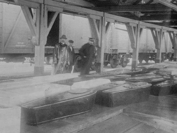 Der Tag nach dem Unglück der Empress of Ireland: aufgereihte Särge.