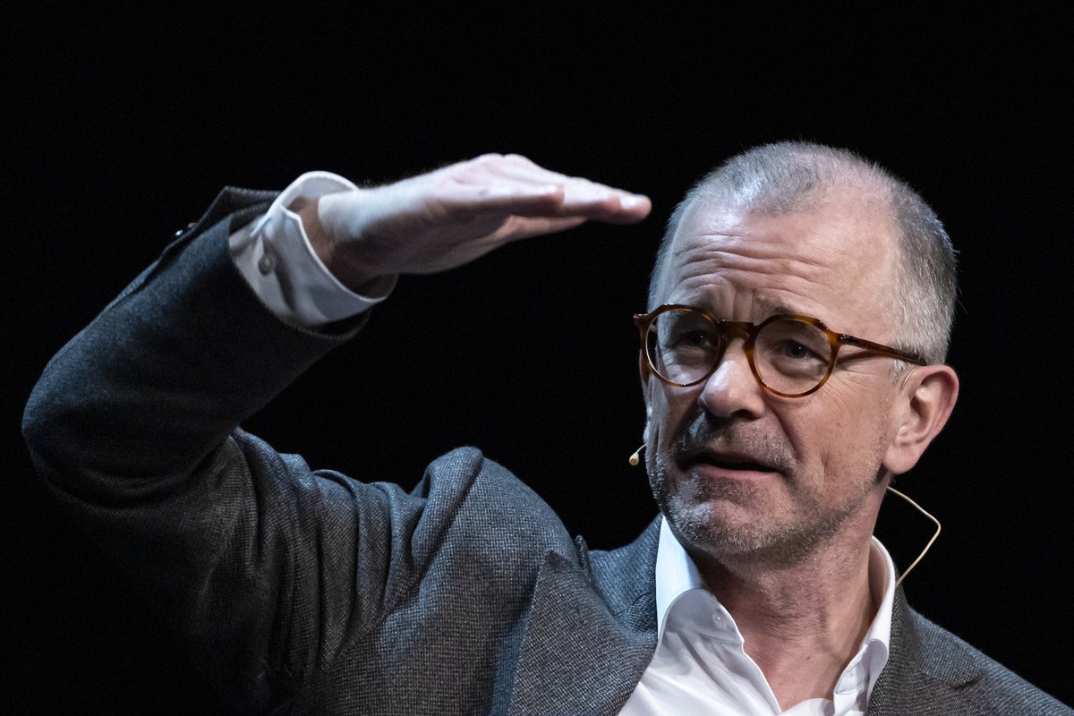 Raphael Golta, Stadtpraesidentschaftskandidat der SP spricht am Podium der "Elefantenrunde" vor den Wahlen zum Stadtpraesidium ZUERICHS am Freitag, 20. Februar 2026 im Schauspielhaus in Zuer ...