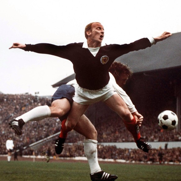 Bildnummer: 01984057 Datum: 18.05.1974 Copyright: imago/Colorsport
Jimmy Johnstone (Schottland, vorn) gegen Michael Pejic (England) - PUBLICATIONxINxGERxSUIxAUTxHUNxUSAxONLY; Schottland - England 2:0, ...