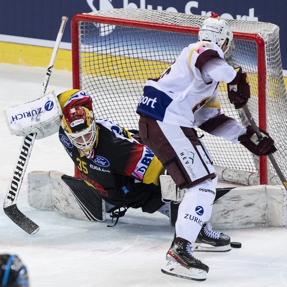 Berns Torhueter Tomi Karhunen, haelt einen Puck im Penaltyschiessen gegen Servettes Joel Vermin im Swiss Ice Hockey Cup Halbfinal zwischen dem SC Bern und Genf Servette HC, am Sonntag, 7. Februar 2021 ...