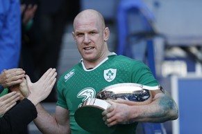 Captain Paul O'Connell mit der Trophäe.