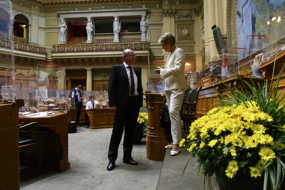 Jean-Luc Addor, SVP-VS, links, und Bundesraetin Karin Keller-Sutter, rechts, sprichen waehrend der Herbstsession der Eidgenoessischen Raete, am Dienstag, 22. September 2020 im Nationalrat in Bern. (KE ...