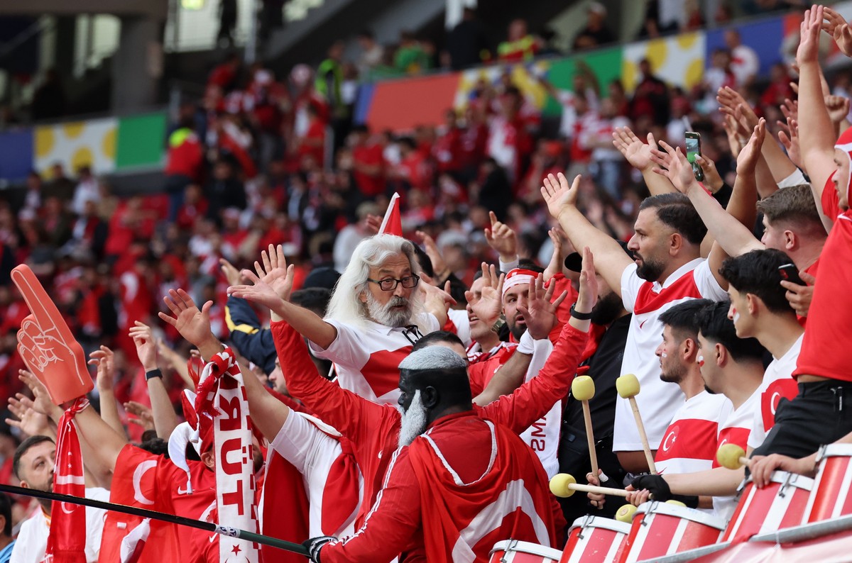 epa11453319 Supporters of Turkey cheer prior to the UEFA EURO 2024 Round of 16 soccer match between Austria and Turkey, in Leipzig, Germany, 02 July 2024. EPA/ABEDIN TAHERKENAREH