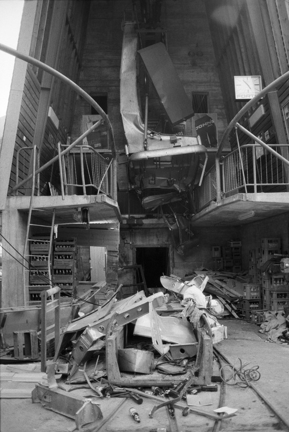 Das Seilbahnunglueck von Betten im Kanton Wallis, aufgenommen am 13. Juli 1972, am Tag danach. Bei dem bis anhin schwersten Luftseilbahnunglueck in Europa riss das Zugseil. Die mit Menschen und zusaet ...