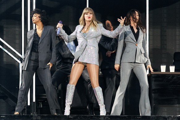 epa11367389 US singer-songwriter Taylor Swift (C) performs on stage at Luz Stadium in Lisbon, Portugal, 24 May 2024. Taylor Swift will perform two concerts in Lisbon on 24 and 25 May, as part of The E ...