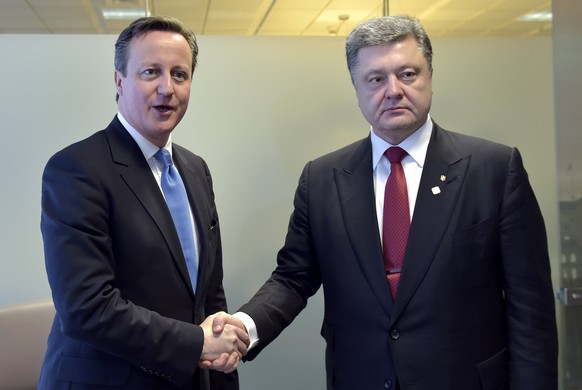 Wie lange noch? Petro Poroschenko&nbsp;– bei einem Treffen mit dem britischen Premierminister David Cameron&nbsp;– ist auch innenpolitisch unter Druck geraten.