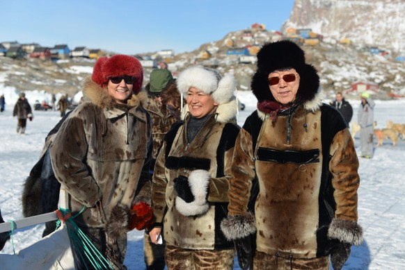Die dänische Premierministerin Helle Thorning-Schmidt, Aleqa Hammond, Bürgermeisterin von Naalakkersuisut&nbsp;und UN-Generalsekretär Ban Ki-Moon in traditioneller Inuit-Kleidung.&nbsp;