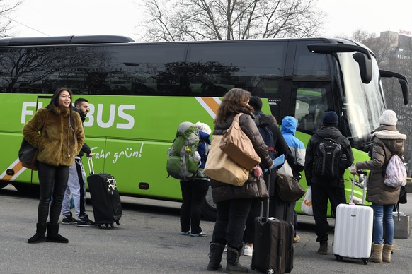 ARCHIV - ZUR MELDUNG, DASS DER BUNDESRAT DEN BAHN- UND BUSVERKEHR LIBERALISIEREN WILL, STELLEN WIR IHNEN DIESES ARCHIVBILD ZUR VERFUEGUNG - Reisende warten auf die Abfahrt eines Flixbuses auf dem Carp ...