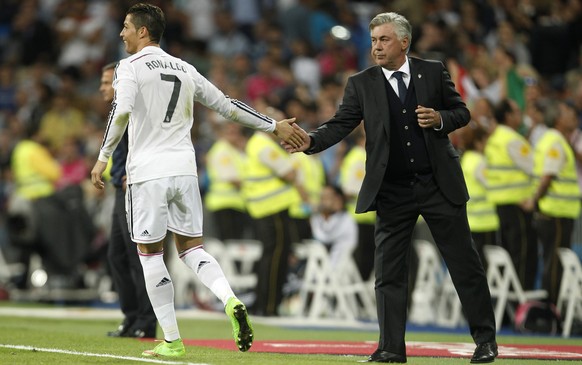 Abklatschen mit Trainer Carlo Ancelotti.