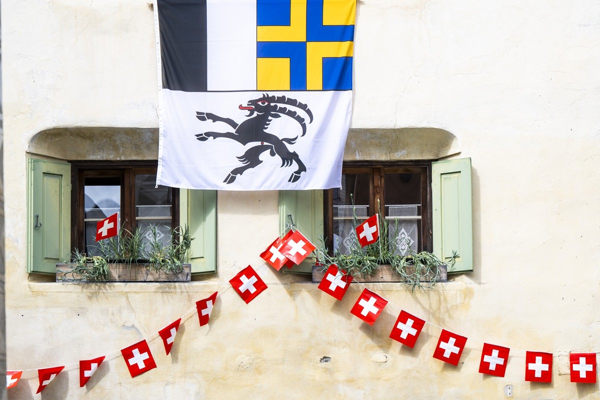 Festlich geschmuecktes Haus in Guarda beim Besuch von Bundesrat Ignazio Cassis, aufgenommen waehrend dem Schweizer Nationalfeiertag, am Donnerstag, 1. August 2024, in Guarda. (KEYSTONE/Mayk Wendt)