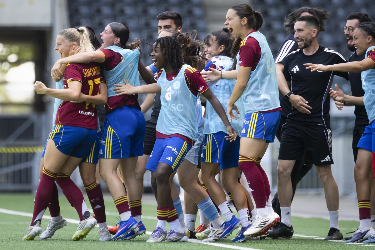 Therese Simonsson (SFCCF), links, jubelt nach ihrem Tor zum 0-1 mit ihren Teamkolleginnen, im ersten Fussball Playoff Final-Spiel der AXA Women's Super League zwischen den BSC YB Frauen und Serve ...