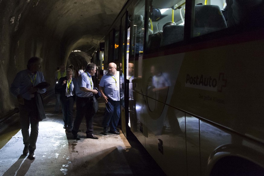 Die Ehrengaeste steigen in die Postautos ein an der Nothaltestelle Ferden im Loetschberg-Basistunnel anlaesslich des BLS Bilanzbesuches der 10 Jahren des Loetschbergtunnels, am Freitag, 23. Juni 2017  ...