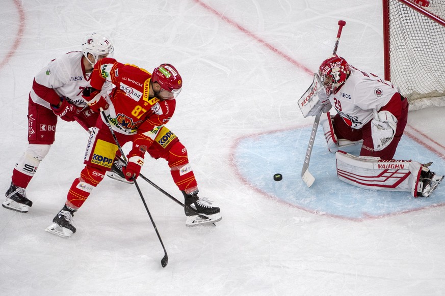 Biels Marco Pedretti, Mitte, kaempft um den Puck gegen Lausannes Robin Grossmann, links, und Goalie Luca Boltshauser, rechts, waehrend dem Meisterschaftsspiel der National Leaguel, zwischen dem EHC Bi ...