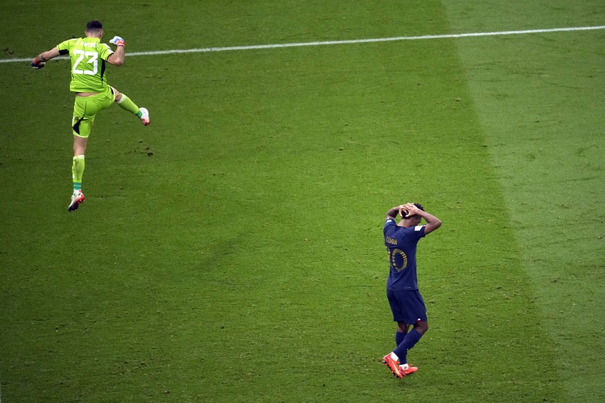 France&#039;s Kingsley Coman reacts after missing a penalty during a shootout at the end of the World Cup final soccer match between Argentina and France at the Lusail Stadium in Lusail, Qatar, Sunday ...