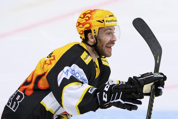 Ajoie&#039;s Topscorer Philip-Michael Devos, jubelt nach seinem Tor zum 2-0, im vierten Eishockey Playoff-Finalspiel der Swiss League zwischen dem HC Ajoie und dem EHC Kloten, am Samstag, 24. April 20 ...