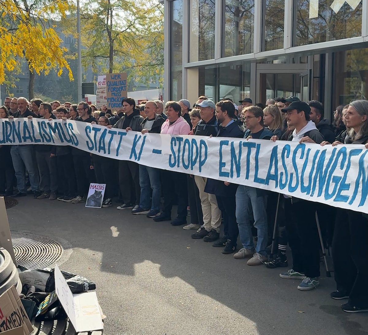 Demonstration / Protestaktion wegen drohender Kündigung von 41 Personen bei Tamedia (TX Group) vor dem Hauptsitz in Zürich am 20. Oktober 2026.