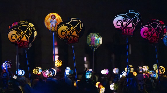 Fasnachtscliquen ziehen mit Laternen durch die Strassen am Morgenstreich in Basel, am Montag, 10. Maerz 2025. Mit dem Morgestraich beginnen am Montagmorgen um 04:00 Uhr die drey scheenschte Daeaeg in  ...