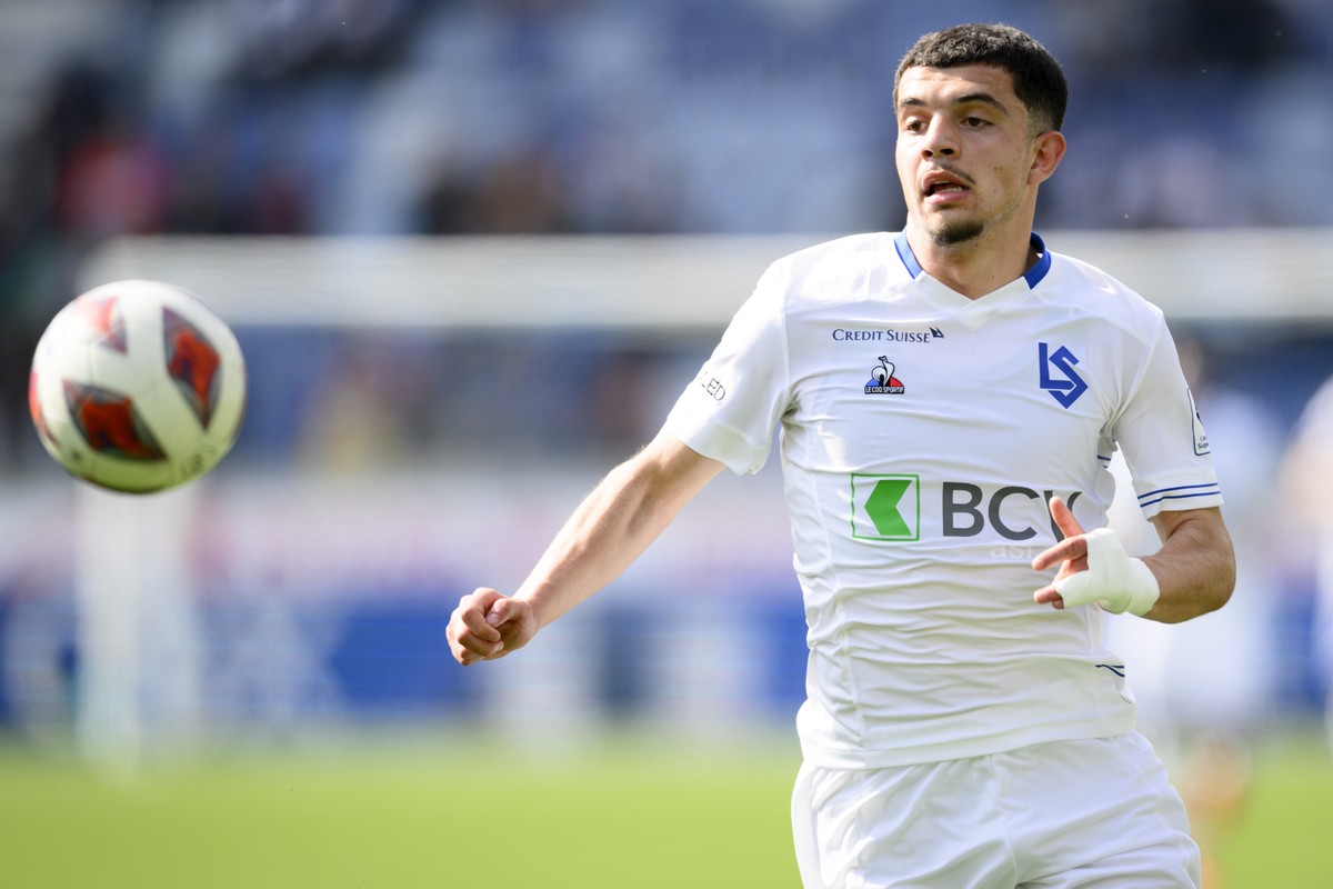 L'attaquant lausannois Zeki Amdouni court avec le ballon lors de la rencontre de football de Super League entre le FC Lausanne-Sport, LS, et FC Basel 1893, FCB, ce dimanche 8 mai 2022 au stade de ...