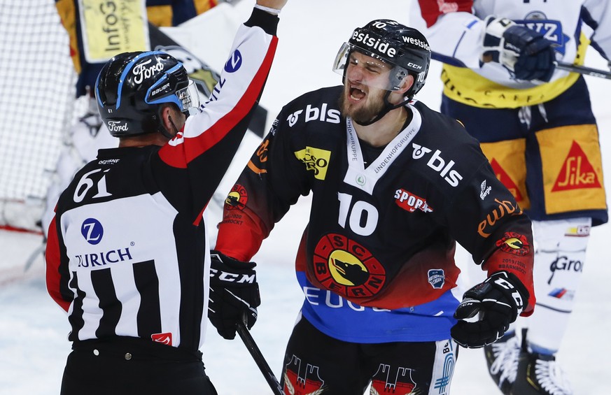 Schiedsrichter Micha Hebeisen zeigt eine Strafe gegen Berns Tristan Scherwey an, im Eishockey Meisterschaftsspiel der National League zwischen dem SC Bern und dem EV Zug, am Samstag, 2. November 2019  ...