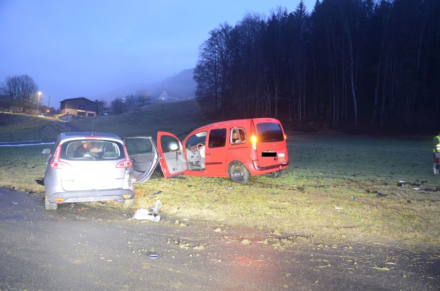 Zwei Autos geraten nacheinander auf vereister Strasse ins Rutschen und kom-
men massiv beschädigt zum Stillstand – Personen wurden keine verletzt.

Rümlingen BL. Im Eselweg in Rümlingen BL, Fahrtricht ...