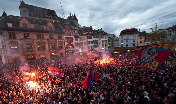 Die Spieler des FC Basel feiern den Meistertitel mit ihren Fans traditionellerweise auf dem Balkon des Casinos auf dem Barfuesserplatz in Basel am Sonntag, 29. April 2012. Der FC Basel gewann vorzeiti ...